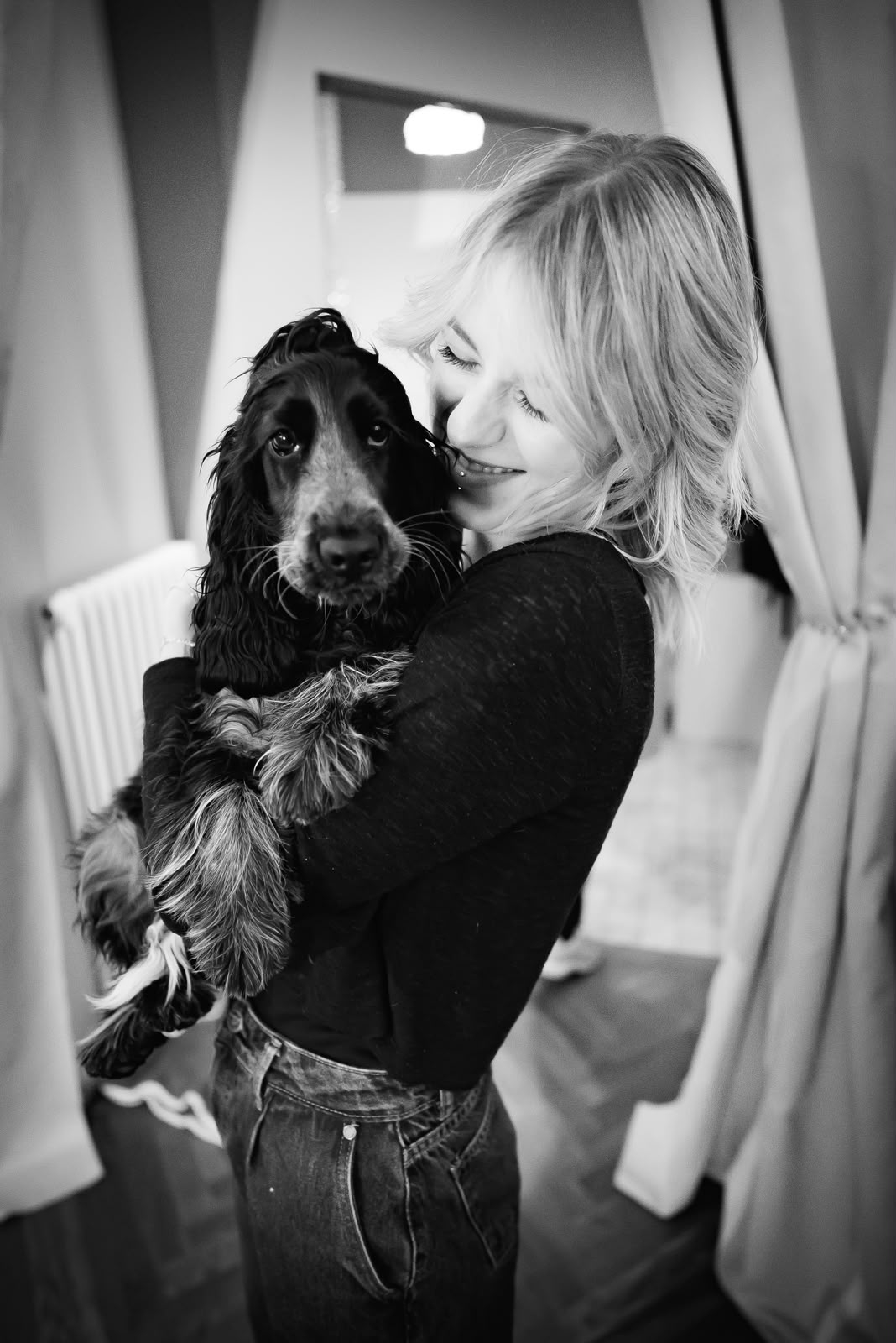 Marie mit einem Hund im MØNDM Salon