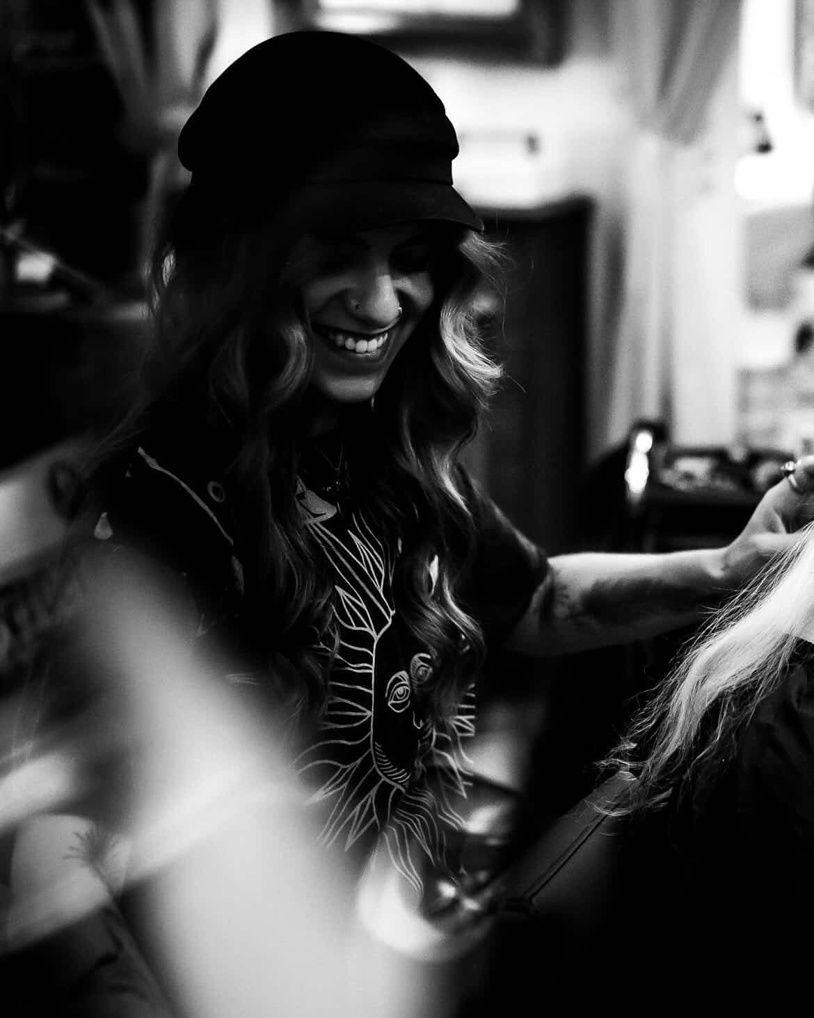 Martyna bei ihrer Arbeit im MØNDM Salon