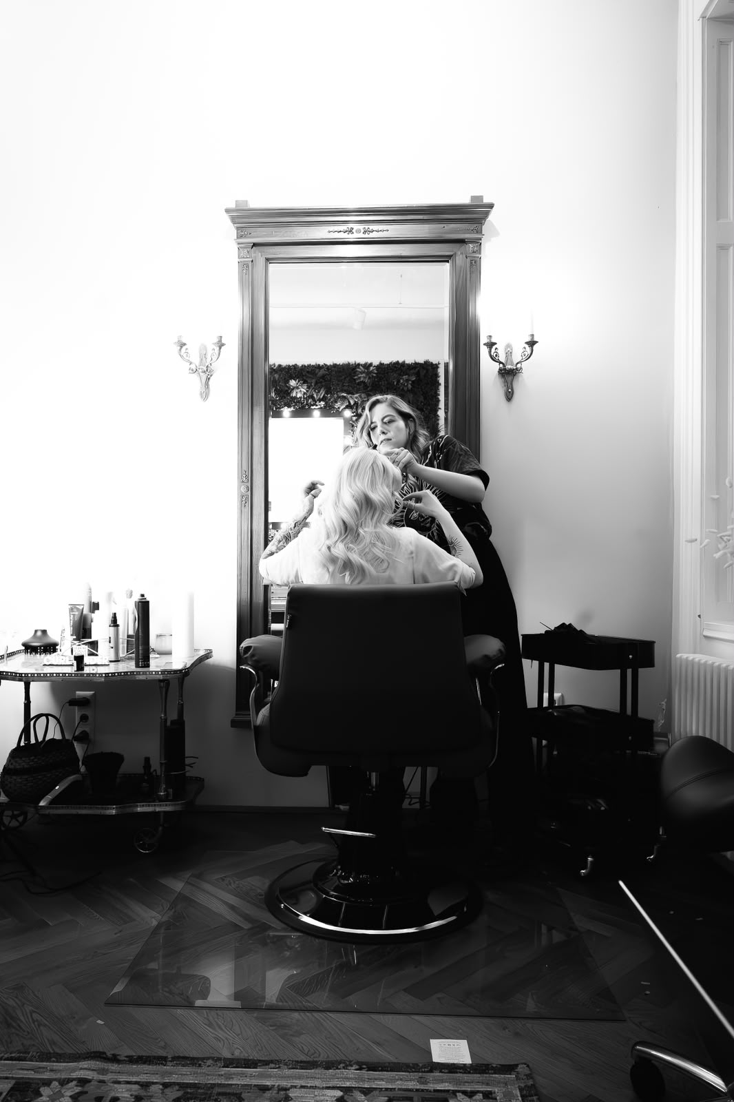 Martyna frisiert eine Kundin vor dem Salonspiegel