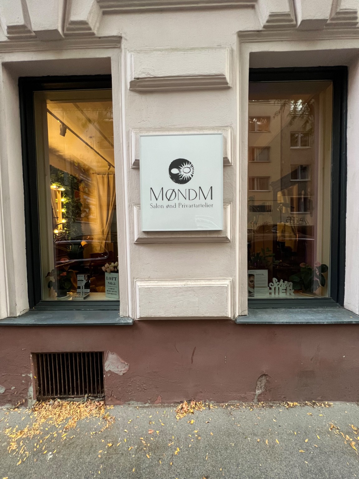 MØNDM Salonschild zwischen den Schaufenstern